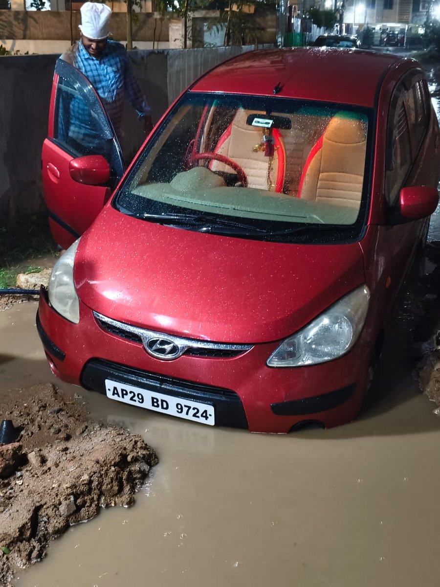 gnrs8143's tweet photo. Patinchukoni adikarulu Telangana hyderabad lo china pati varshanaikay badalu padtuna balaji layout gajularamaram sree towers vasulu , 2yra ga padtuna badhanu evariki chepalo telikacheptunam #Help@TelanganaCm @SumanTVTelugu @bigtvtelugu @KunaSrisailam  @KTRoffice  @RTVnewsnetwork https://t.co/MhqNkou5RS