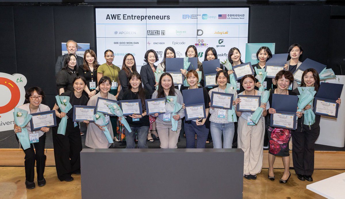 주한미국대사관 U.S. Embassy Seoul (@usembassyseoul) on Twitter photo 🎉 여성 창업 아카데미 #AWE 프로그램을 수료한 22명의 멋진 기업가 여러분, 진심으로 축하드립니다! 쿠팡 <a href="/Coupang/">Coupang 쿠팡</a>이 후원한 이번 프로그램은 여성 역량 강화와 혁신 촉진, 그리고 🇺🇸🇰🇷 관계 강화를 위해 진행되었습니다. kr.usembassy.gov/ko/070225-u-s-… 🎉 여성 창업 아카데미 #AWE 프로그램을 수료한 22명의 멋진 기업가 여러분, 진심으로 축하드립니다! 쿠팡 <a href="/Coupang/">Coupang 쿠팡</a>이 후원한 이번 프로그램은 여성 역량 강화와 혁신 촉진, 그리고 🇺🇸🇰🇷 관계 강화를 위해 진행되었습니다. kr.usembassy.gov/ko/070225-u-s-…