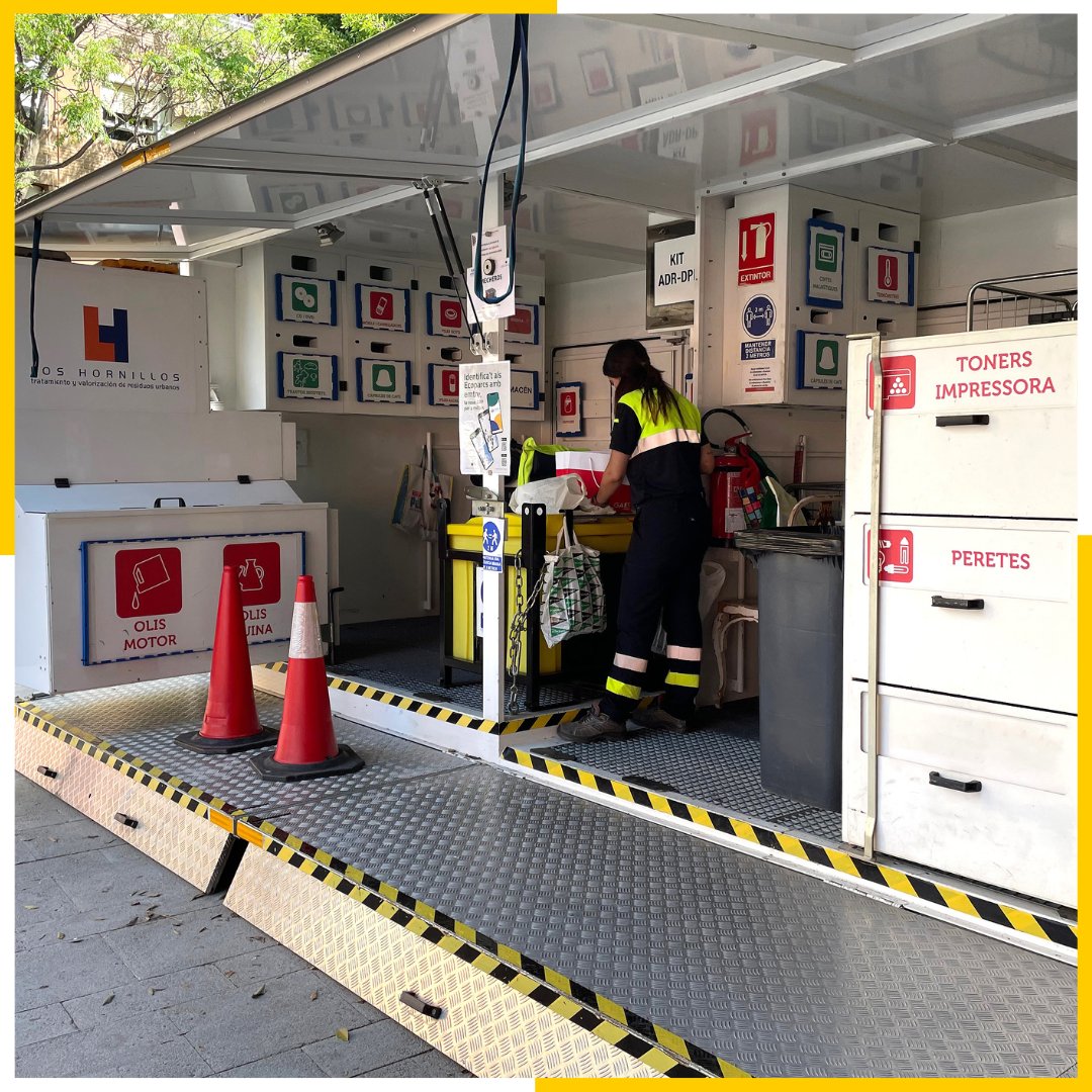 ValenciaNetaVLC's tweet photo. Troba els #ecoparcs mòbils de l'@AjuntamentVLC i l'@Emtre_AMV 🚛 a:
📍 #TresForques: C/Llombai ➡️ Pl. Magúncia
📍 #Campanar 1: C/Marqués de Sant Joan, fr 32 ➡️ Pl. Professor López Ibor-C/Santa Paula Montalt-C/EDuard Soler i Pérez
📍 #CiutatDeLesArtsIDeLesCiències: Pl. Bandes de Música de la CV
📍 #Marxalenes: C/Sant Pancraç-C/Periodista Llorente