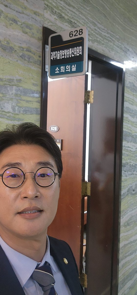 dolpasalon's tweet image. 방송법 개정안,
KBS 등 공영방송과 YTN을 정상화 시키는 개혁의 출발.
오늘 반드시 소위를 통과시키기 위해
과방위 회의장으로 들어갑니다.