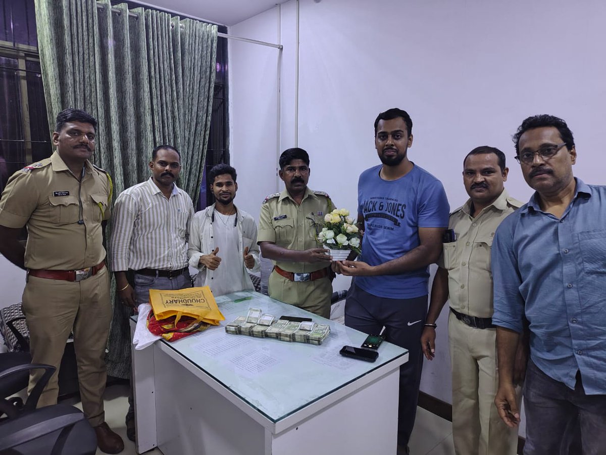 दिनांक 28/6/25 रोजी गोरेगाव येथे रिक्षामध्ये पैशाची बॅग विसरून गेलेल्या रिक्षाचा गुन्हे प्रकटीकरण पथकाच्या मदतीने शोध घेतला व 7 लाख रुपये रक्कम तक्रारदार इसम नामे मोहनलाल आकाराम चौधरी यांचे  ताब्यात देण्यात आली आहे. बांगुर नगर पोलीस ठाणेची उत्कृष्ट कामगिरी.