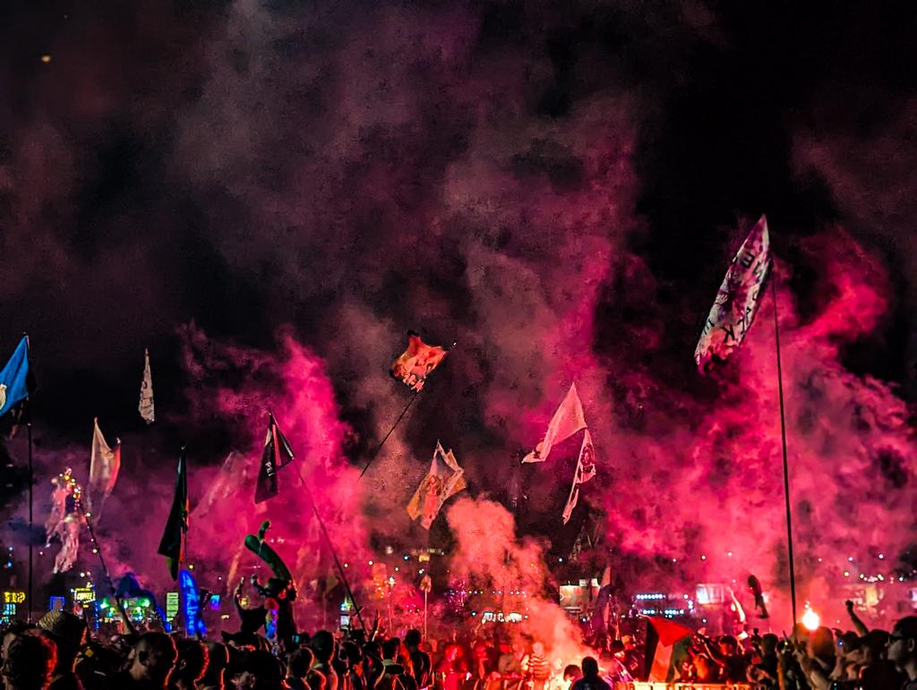 1 of the greatest things I've experienced &amp; lesson that football &amp; other events could learn from in great stewarding that stood back &amp; let people enjoy themselves but stepped in if it became too much for some, kept an eye on folk to make sure hydrated etc #Glastonbury #TheProdigy