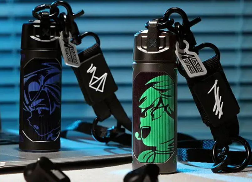 alnstmiwa's tweet photo. product comes along with one lanyard, one signature sticker/charm, and one logo charm https://t.co/bh72Rds171