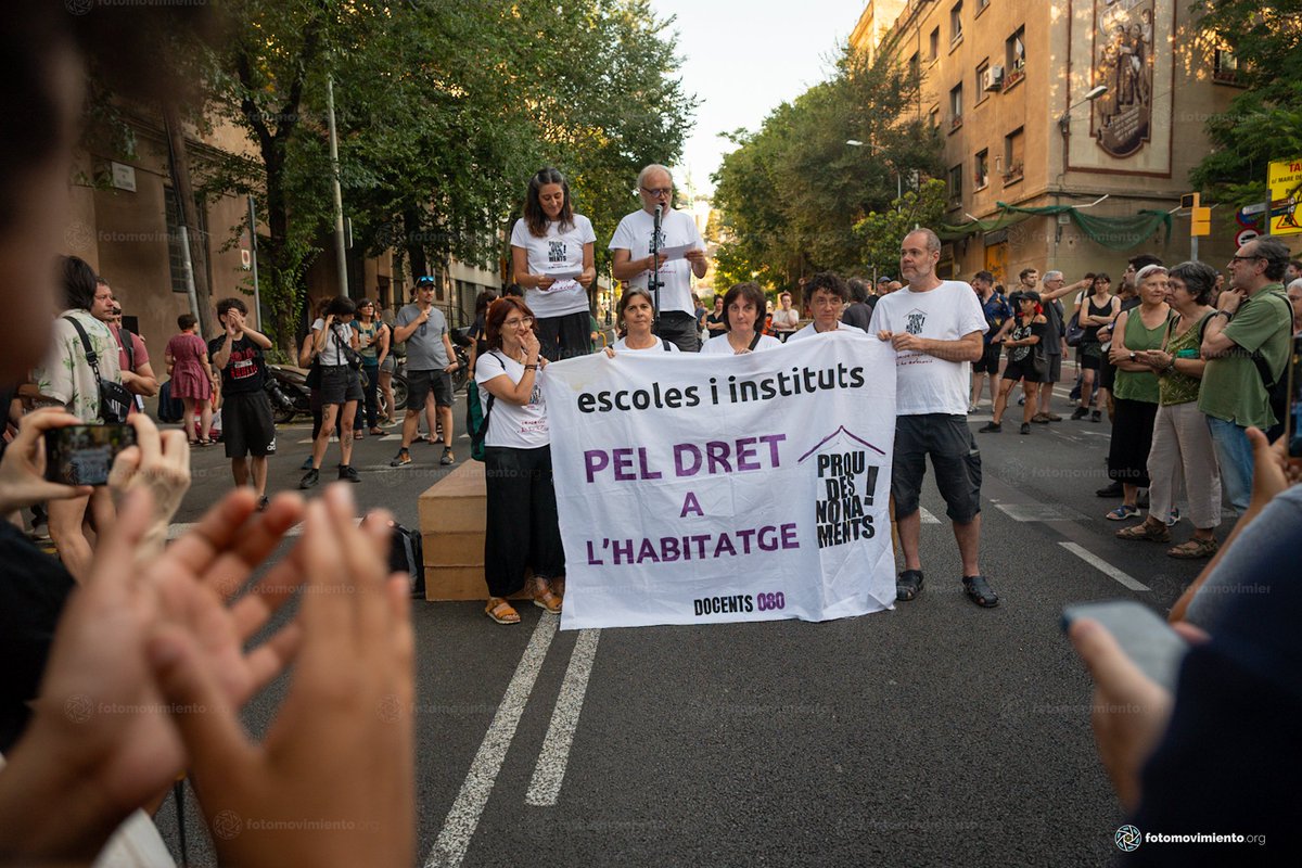 ARA MATEIX

Centenars de persones per aturar el desnonament dels 3 blocs de #Vallcarca amb 40 persones, 13 d'elles menors.

<a href="/HabitatgeVKK/">Sindicat d'Habitatge de Vallcarca</a> <a href="/AVallcarca/">Associació Veïnal Som Barri</a>