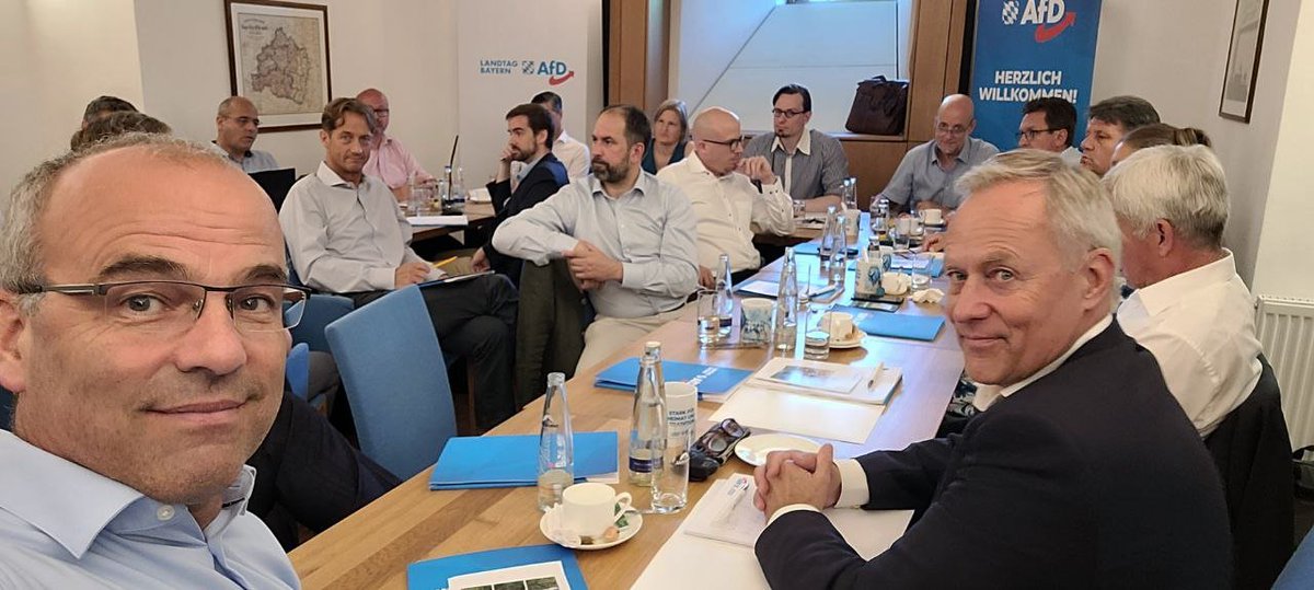 Maximilianeum, München.
Treffen der AfD-Abgeordneten aus München, Berlin und Brüssel:

Wie können wir die #AfD in #Bayern weiter nach vorne bringen, nachdem wir im bundesweiten Vergleich mit 22% schon an der Spitze im Westen stehen?

Wie können wir aus den Parlamenten die