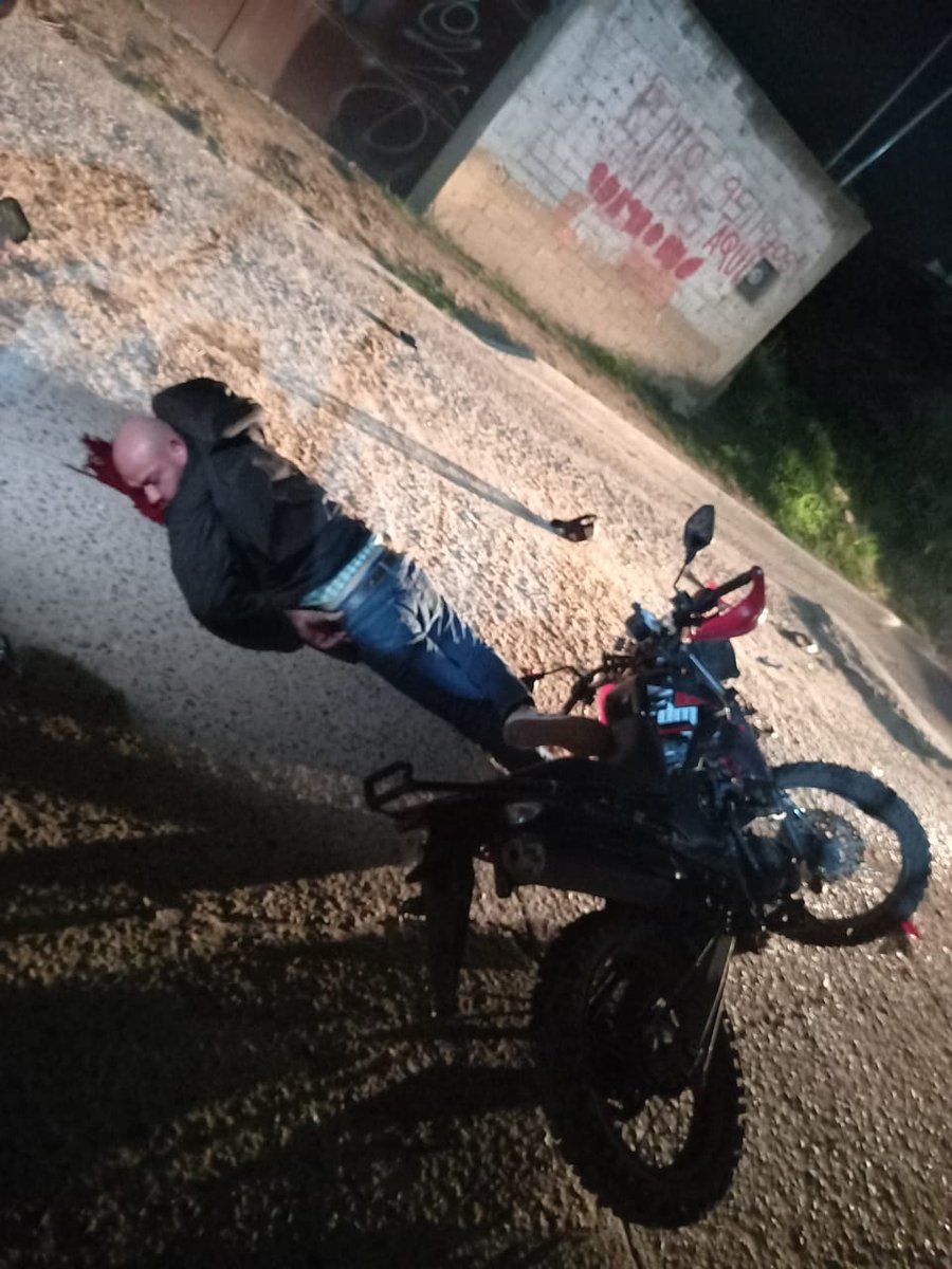 Si alguien lo conoce se acaba de accidentar. Aqui en camino viejo a atzompa, pasando el puente de rio chiquito. #Precaución #Oaxaca