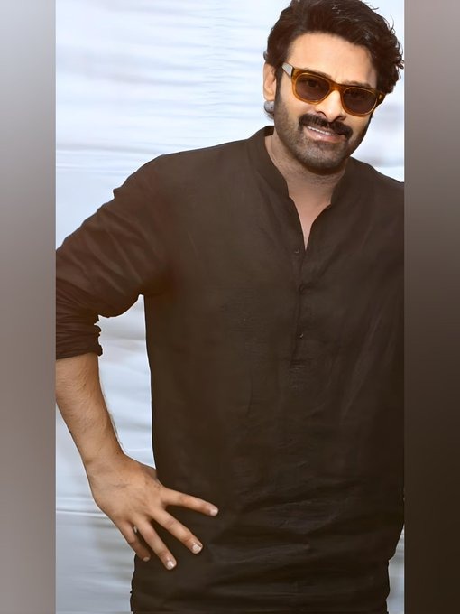 Politikos_ET's tweet photo. Prabhas's Latest Pic
#politikosvinodam #Prabhas #PrabhasLatest #Prabhas2025 #PrabhasFans #PrabhasNewLook #DarlingPrabhas #PrabhasUpdates #TeluguActor #PanIndiaStar #PrabhasPic #PrabhasInstagram #RebelStar https://t.co/68B9f8Tqv3