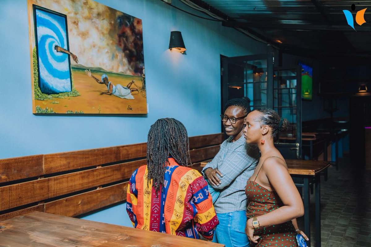 MagazineJimbere's tweet photo. [P] 🎨 Jessy Solana Nihorimbere (@nj_solana) et Yvan Ndayikunda (@Yvandelart) ont inauguré ce 30/06/2025 leur exposition artistique en duo intitulée "Mémoires en reflets", une vitrine de leurs œuvres visuelles, marquant le coup d’envoi d’un projet plus vaste visant à promouvoir l’art contemporain au #Burundi. À travers leurs tableaux, les deux artistes souhaitent non seulement exprimer leur vision du monde, mais aussi sensibiliser la société aux réalités vécues au quotidien

🙌🏾 @nj_solana souligne que le métier de peintre, encore peu reconnu au Burundi, peut pourtant offrir une réelle opportunité d’avenir s’il est soutenu par les proches ainsi que les institutions. Elle a partagé sa propre expérience, saluant le soutien de sa famille qui a cru en son talent. Pour elle, chaque tableau raconte une histoire et interpelle l’observateur à se mettre à la place du personnage représenté