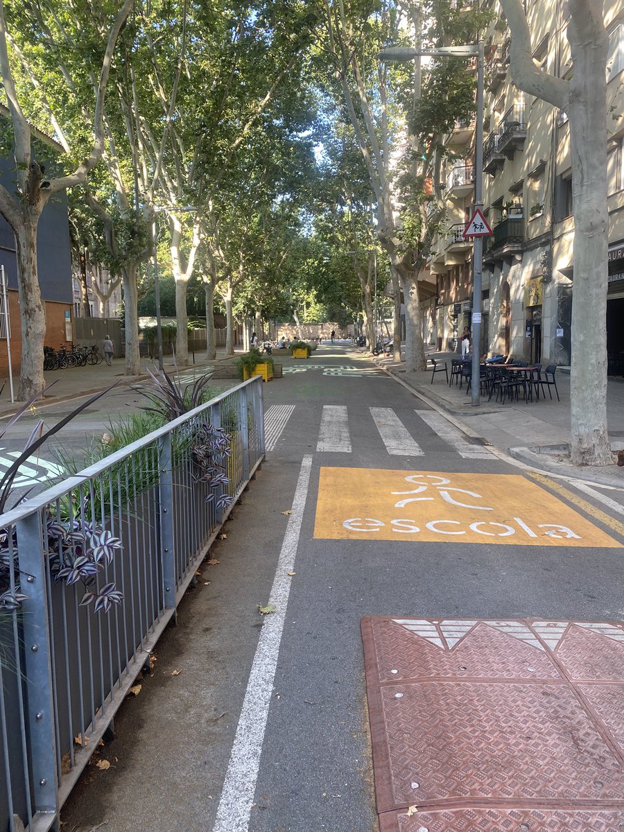 Jesus M. Castillo (@jeswonehouse) on Twitter photo Calle sin salida para coches en #Sevillahoy que acaba de ser asfaltada. Un lugar magnífico para intervenir con urbanismo táctico en coordinación con las vecinas para reducir el tráfico de coches al mínimo como en la foto de Barcelona. Me temo que el <a href="/Ayto_Sevilla/">Ayuntamiento de Sevilla</a> ni se lo plantea Calle sin salida para coches en #Sevillahoy que acaba de ser asfaltada. Un lugar magnífico para intervenir con urbanismo táctico en coordinación con las vecinas para reducir el tráfico de coches al mínimo como en la foto de Barcelona. Me temo que el <a href="/Ayto_Sevilla/">Ayuntamiento de Sevilla</a> ni se lo plantea