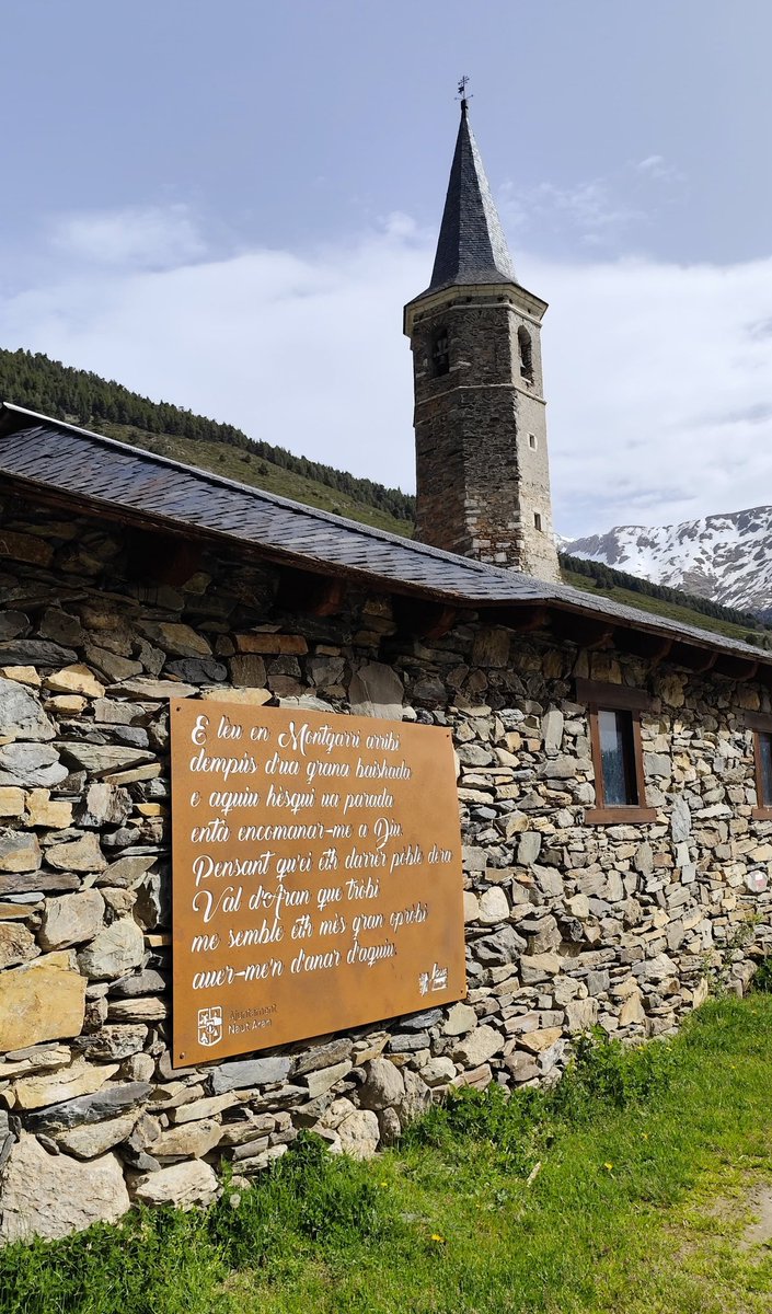 Lengua Viua inaugure aué, amassa damb er Ajuntament de Nau Aran, eth panèu de poesia de Mossèn Jusèp Condó Sambeat plaçat en Montgarri.📸Miguel Fernández