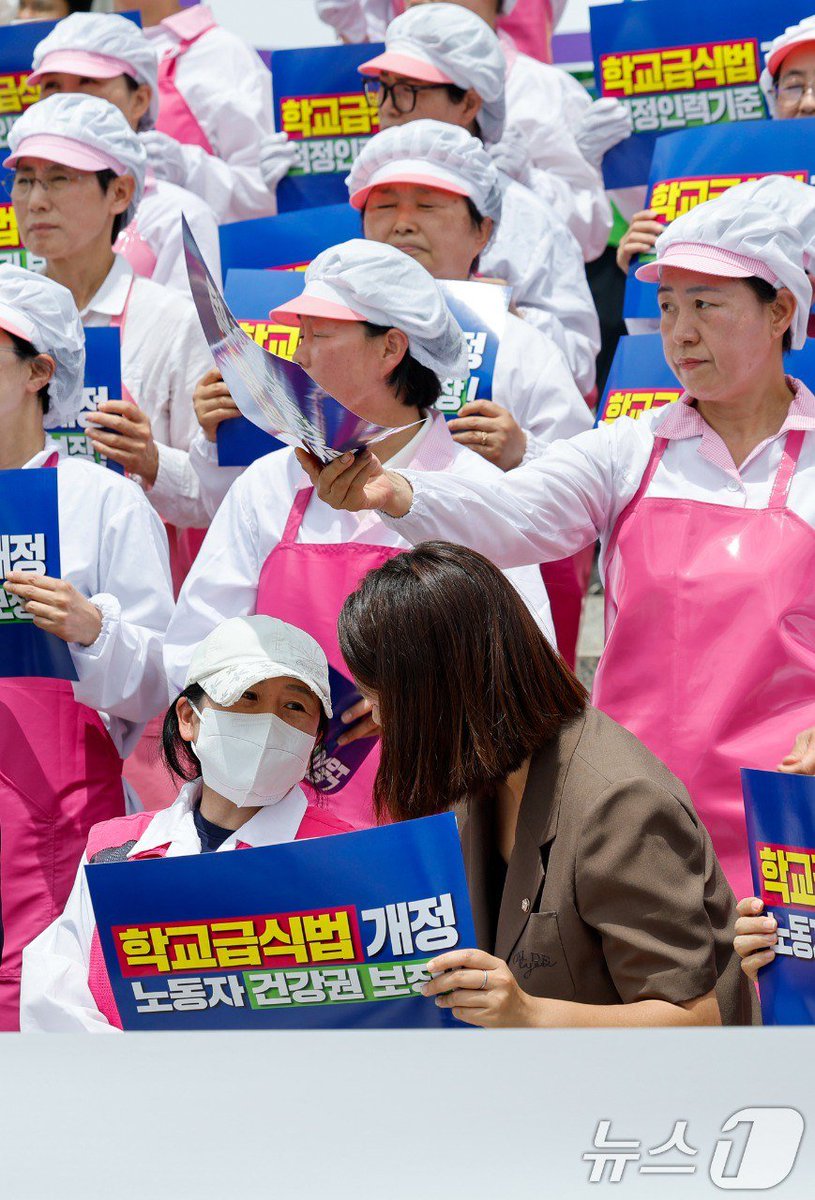 급식실에서 일하다가 폐암 진단을 받은 동료가 안타까워, 동료 급식조리사님은 기자회견 틈틈이 손피켓으로 한 조각 그늘을 만듭니다.

오늘은 이분들의 건강과 안전을 보장하기 위한 ＇학교급식법 개정안＇을 발의한 날입니다.