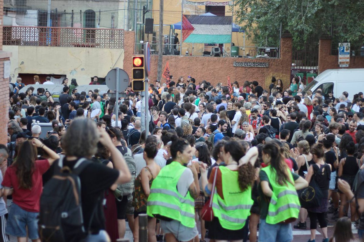 🏠 Avui demostrem, un dia més, la força que tenim quan ens unim i ens organitzem per defensar el que és nostre: les cases i barris on habitem, on construïm la vida. 

Seguirem plantant cara al PSC fins que marxin! 🖤🗝️

#VallcarcaPerViure