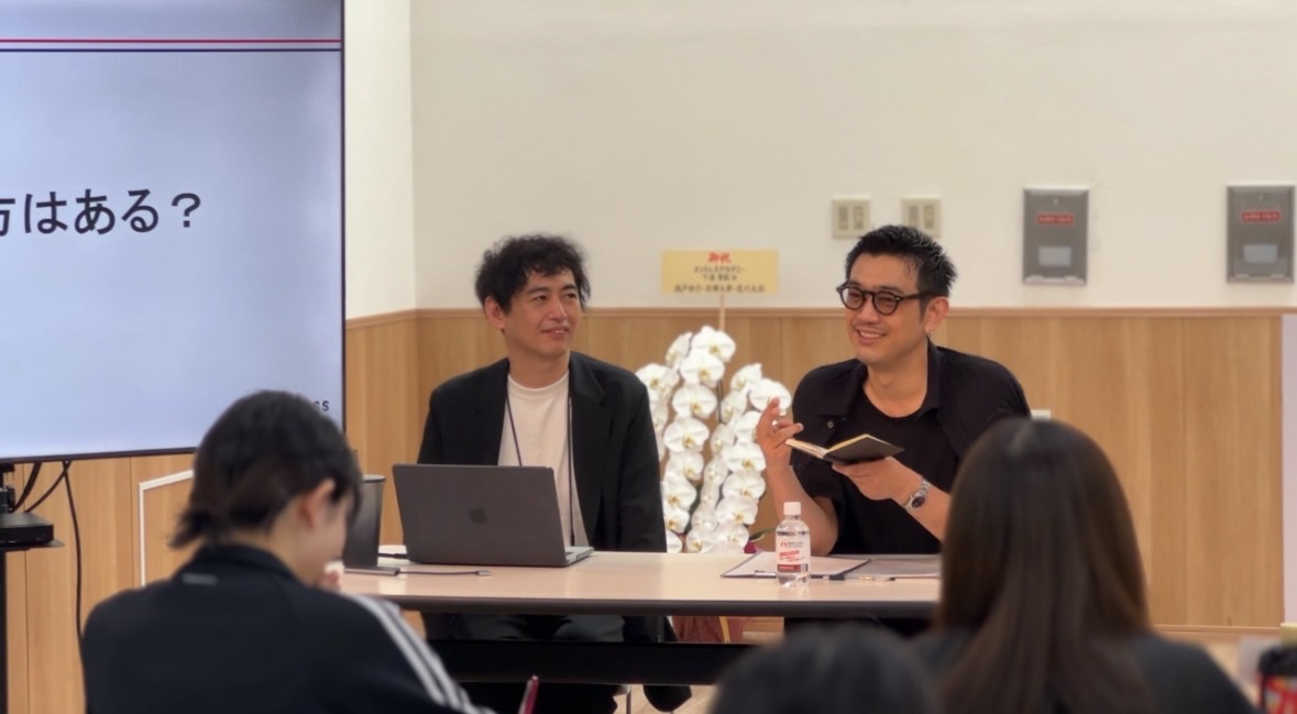 endlessacademy's tweet image. 📚✨ 本日の授業風景 ✨📚

俳優の谷口賢志さんによるアクター学の授業。

良い役者になるために、日々読書や映画鑑賞などを通じて
【上質な栄養】を接種し続けることが大切だと…。

生徒たちも深く感銘を受けていました。

📸 多彩な講義が #エンドレスアカデミー の魅力です！ 💪