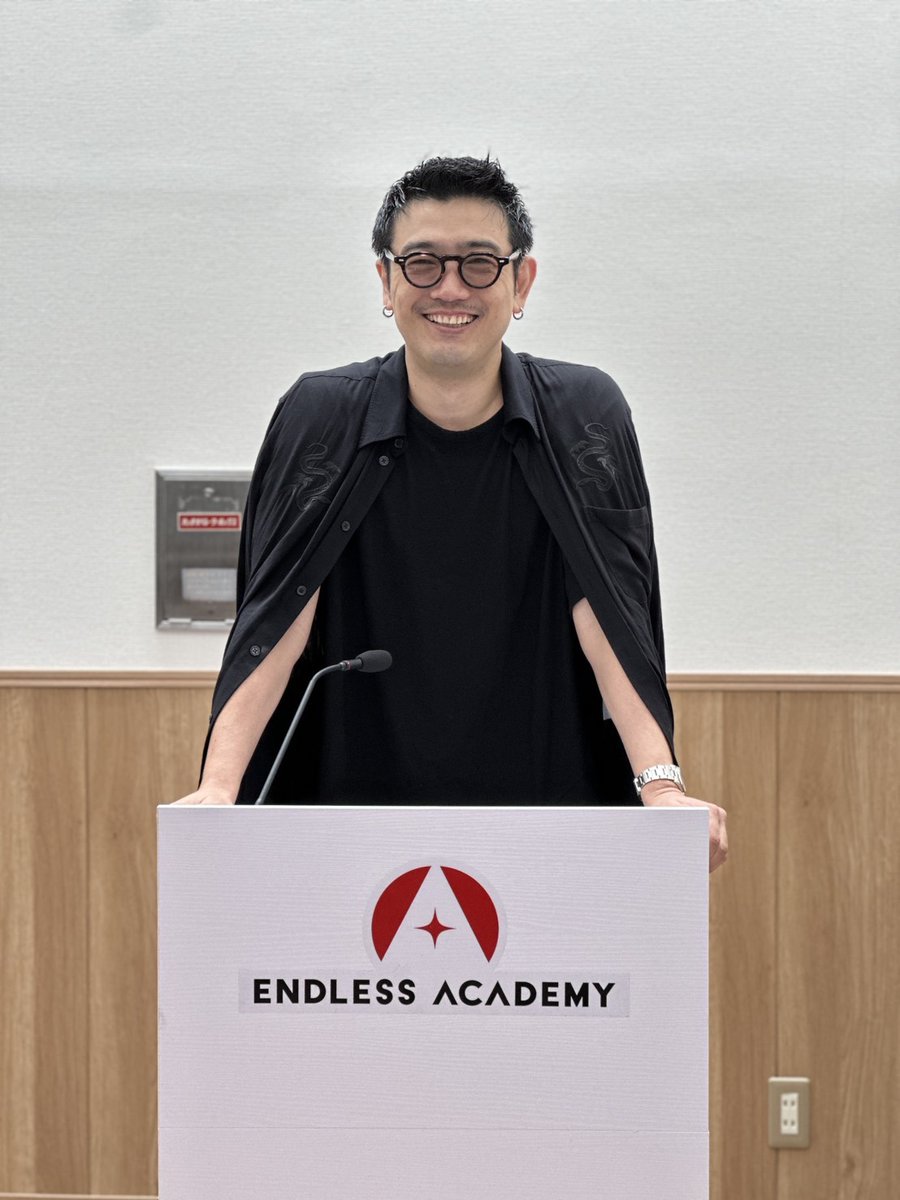 endlessacademy's tweet image. 📚✨ 本日の授業風景 ✨📚

俳優の谷口賢志さんによるアクター学の授業。

良い役者になるために、日々読書や映画鑑賞などを通じて
【上質な栄養】を接種し続けることが大切だと…。

生徒たちも深く感銘を受けていました。

📸 多彩な講義が #エンドレスアカデミー の魅力です！ 💪
