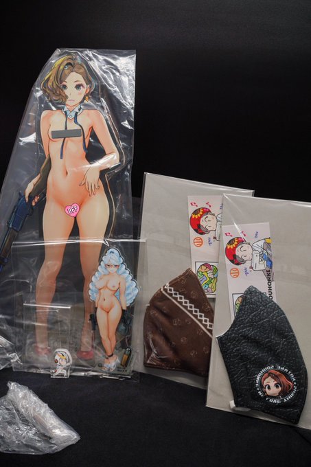 ウィンチェスター見栄子ネイキッドA3勇者サイズアクスタ(5mm厚メタル脚付き)と通常サイズえりGLOCK19アクスタ、小武総本家特製布マスク「ウィンチェスター見栄子&ぷりん柄」と「デフォルメVMAX見栄子黒革柄」の豪華セット出動。
勇者サイズ見栄子とえりGLOCK19アクスタはこれで完売の模様です。感謝! 