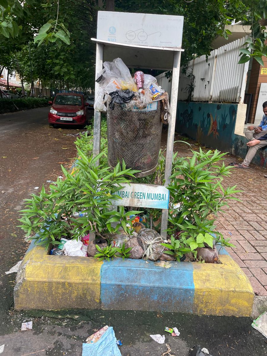 गेल्या १ महिन्यापासून हा कचऱ्याचा डबा भरून वाहत आहे, घाण वास सुटला आहे, कचऱ्याच्या डब्याच्या खाली सुद्धा खूप कचरा आहे. हा बस स्टॉप आहे, क्लेअरमाँट, गेट नंबर २, लोढा लक्झुरिया, माजिवडा, ठाणे इथला. कृपया करून हे लवकर लवकर साफ करावे.

<a href="/TMCaTweetAway/">Thane Municipal Corporation - ठाणे महानगरपालिका</a> #TMC #Thane  #WasteManagement