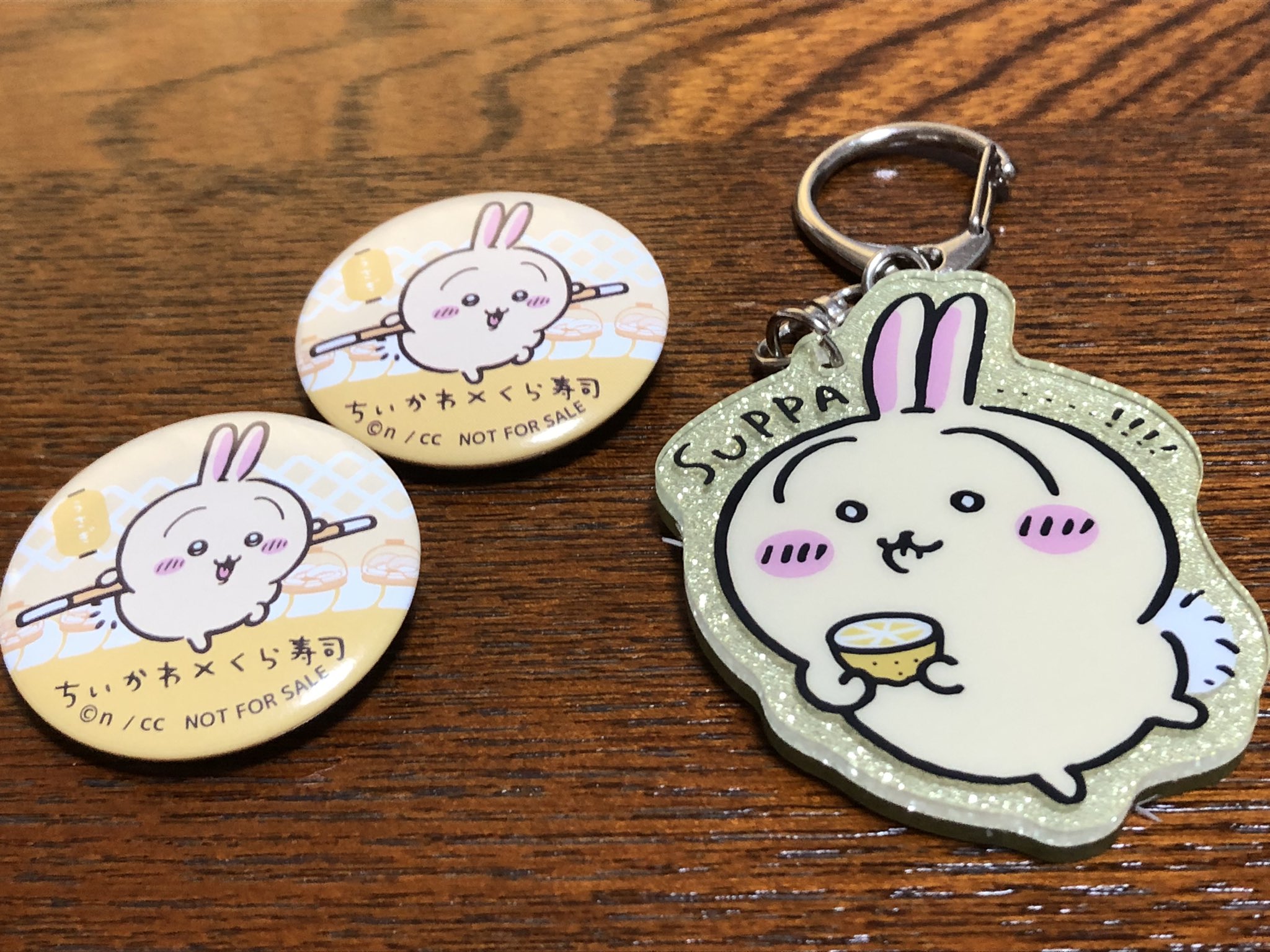 ちいかわ　キーホルダー　缶バッジ　など 40くらい　新品あり ちいかわ☆スワロフスキーキーホルダー＆刺繍缶バッジ2点☆3点