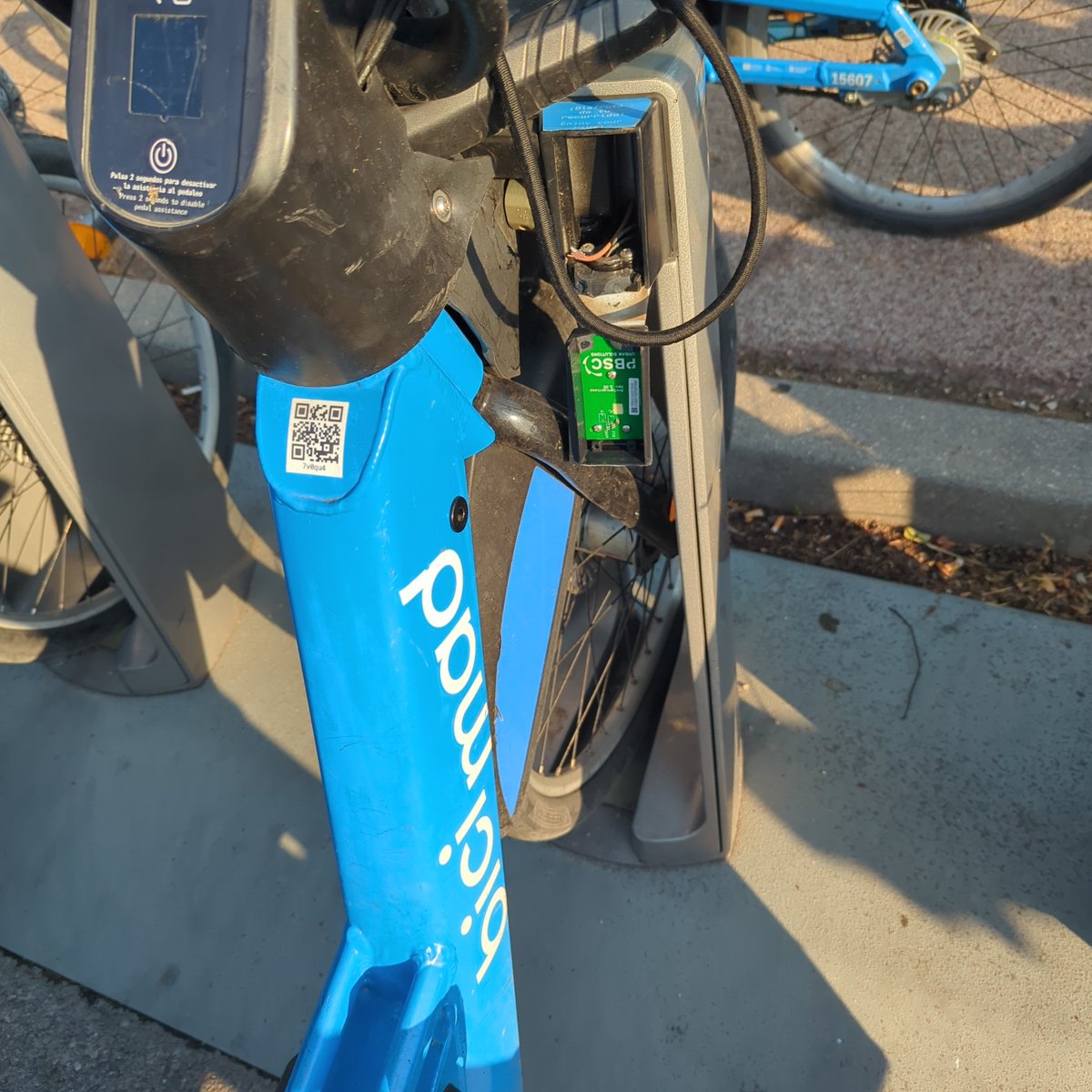 jrtuiteando's tweet image. Hola @bicimad alguien ha roto este anclaje en la estación 388 (12 de octubre). Remitid a quien corresponda. Gracias