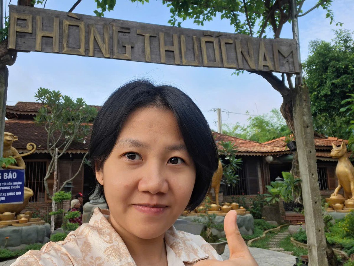 buivokimquyen's tweet photo. Mến chào cả nhà trên Thị trấn X!🥳

Mình tên đầy đủ là Bùi Võ Kim Quyên. Tên tiếng Anh là Quincy, có nghĩa là một người bình thường nhỏ bé, hoặc người vươn lên dẫn đầu số 1! 💯

Mình sinh ra và lớn lên tại Tây Ninh, vùng đất miền Tây Nam Bộ đầy chất thơ, giàu văn hóa và đậm chất tâm linh của Việt Nam. Nơi đây có núi, rừng, sông, hồ, và cả danh xưng “vùng đất thánh” với tôn giáo trăm năm lịch sử, cùng những món chay đặc sắc làm say lòng người! 💚

Hồi nhỏ, mình mơ làm giàu bằng… con số!. Học chuyên Hóa nhưng lại thi Kinh tế - Luật, rồi lăn xả vào nghề Kiểm toán. Ba mình là nông dân, mẹ là bác sĩ, còn mình thì chọn con đường riêng: tự học lấy bằng CIA (kiểm toán nội bộ do Hiệp hội KTNB Hoa Kỳ cấp). Sau đó làm việc cho vài tập đoàn FDI top đầu tại Tp.HCM, trước khi đến với nghề làm mẹ toàn thời gian ở quê nhà, bên gia đình hơn 1 năm nay. 🏡

Cuộc sống phố thị với những deadline gắt, vô số cuộc họp dồn dập ngày đêm, trên những văn phòng cao 81 tầng, dưới khí lạnh 18°C của máy điều hòa… lúc ấy, mình như chú ngựa chạy marathon, mãi đuổi theo củ cà rốt. Và rồi, mình quyết định hô biến!😱

Giờ đây, mình thích khám phá từng hang cùng ngõ hẻm của quê hương trên con “bạch mã sắt”. Mơ ước lớn của mình là biến những nơi mình sống và đi qua thành một “vùng xanh” trên bản đồ thế giới – nơi bền vững và đáng sống!🌍 

Ước mơ này được nhen nhóm từ những cuốn tự truyện, phim tài liệu khoa học, và trải nghiệm thực tế bản thân. Mình học hỏi từ những người sống 100 tuổi khắp thế giới, để tìm cách tối ưu hóa tuổi thọ sinh học và lan tỏa điều đó. 🧬

Mình mê câu: “Perfect imperfection” – hoàn hảo theo cách không hoàn hảo, vì ai cũng đáng yêu và xứng đáng được yêu thương! 💫

Rất vui được kết nối với mọi người để cùng nhau hiện thực hóa những ước mơ – của Mình, của Bạn, và của Chúng ta! 💞

@dangdinhphukhan 
@Sunnie9405 
@KLinh37602 
@Joseph_TranToan 
@Nga_Minaa 
@Tinnguyen6688 
@trongtoandao  
@trongtoandao 
@LylyChu92 
@lethithu165 
@TNhat9999
#lopVietvan #ThitranX #teamKhocam