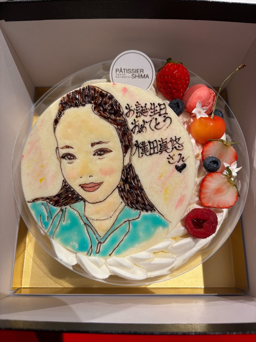 昨日の #イッテQ 収録で、 #横田真悠 の26歳のお誕生日のお祝いをしました🎂🎉 
横田さんのお誕生日、収録では初お祝い㊗️
そんな横田さんが出川さんと行ったはじめてのおつかい、近日1時間スペシャルにて放送いたします🙌
恒例の全員記念ショットもお届けです📷