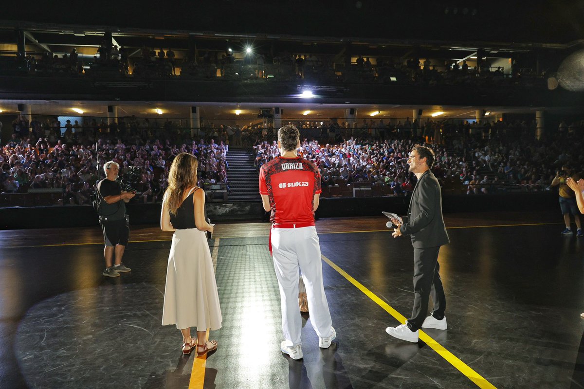 📸 Ekainaren 28a.
Javier Urrizaren agurra Galarretan: emozioa, indarra eta pasioa pilotalekuan eta ikusleen artean.

🏟️ Frontoi bete-betea, txalo-zaparradak, eta audientzia ikaragarriak.

Eskerrik asko, Javi. Betiko gure artean.
📷 Hemen duzue egun historikoaren bilduma.