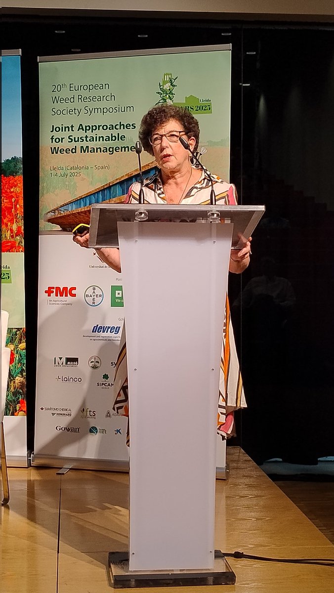 #ewrs2025 
The Invited Speaker Dr. Pam Marrone  is doing a very engaging speech on #bioherbicides in the main auditorium, opening the second Day of the 20th EWRS Symposium in Lleida, Spain.
#agriculture #sustainability #companies #Research