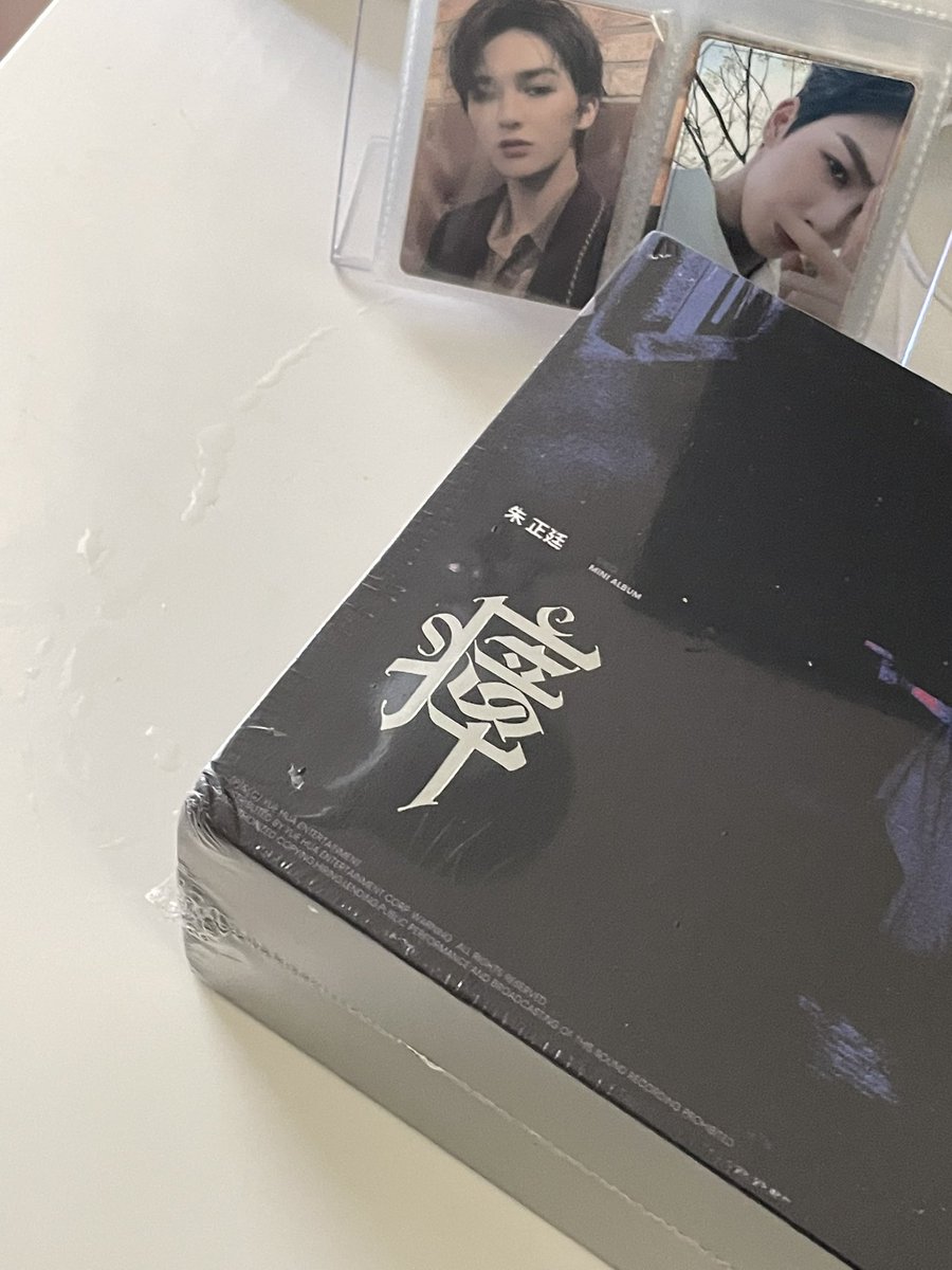 pearlymintss's tweet photo. finally got zhengting’s physical album after two whole months dhehhsjsgshsh im happy https://t.co/Bjgy97BRHv