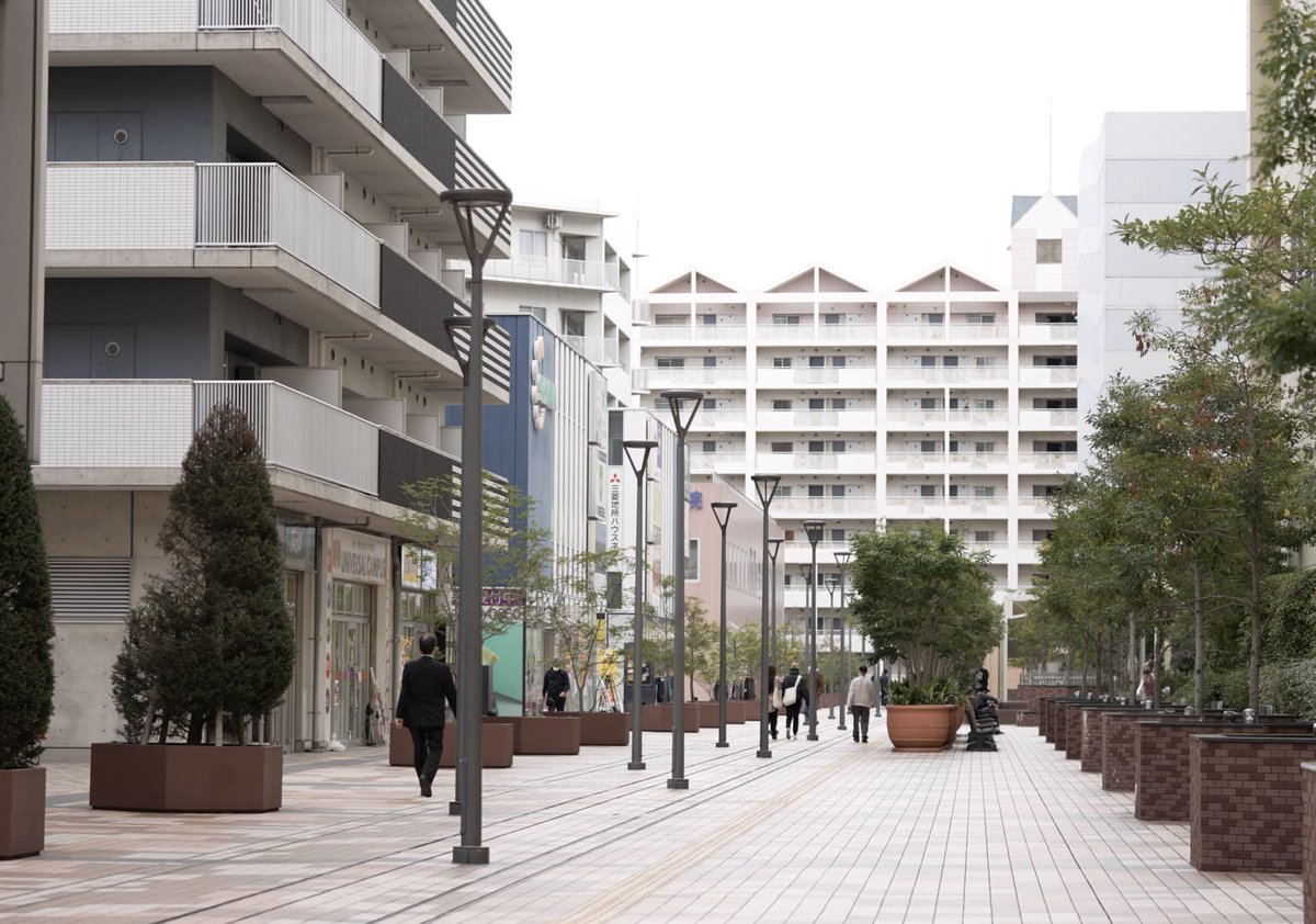 【エリア紹介　#JR尼崎】
抜群のアクセスを誇る一大ターミナル。古き良き街並みも残しつつ、モール、大学、病院が集まる駅前風景はまるでニュータウン。
#AMANISM #アマニスム #J尼
amanism.jp/city/jr-amagas…