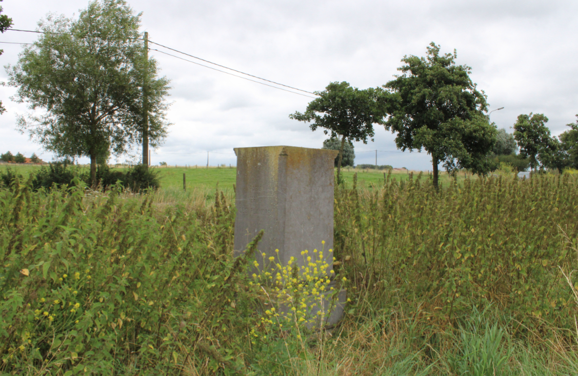 MMP1917's tweet image. About 750 m NW of the German cemetery in Langemark, a nearly forgotten memorial marks where, during the Third Battle of Ypres, Allies crossed the Broenbeek in October 1917. Brigadier Girault and Adjutant Malliavin of the French 2nd Regiment Chasseurs d'Afrique were killed here.