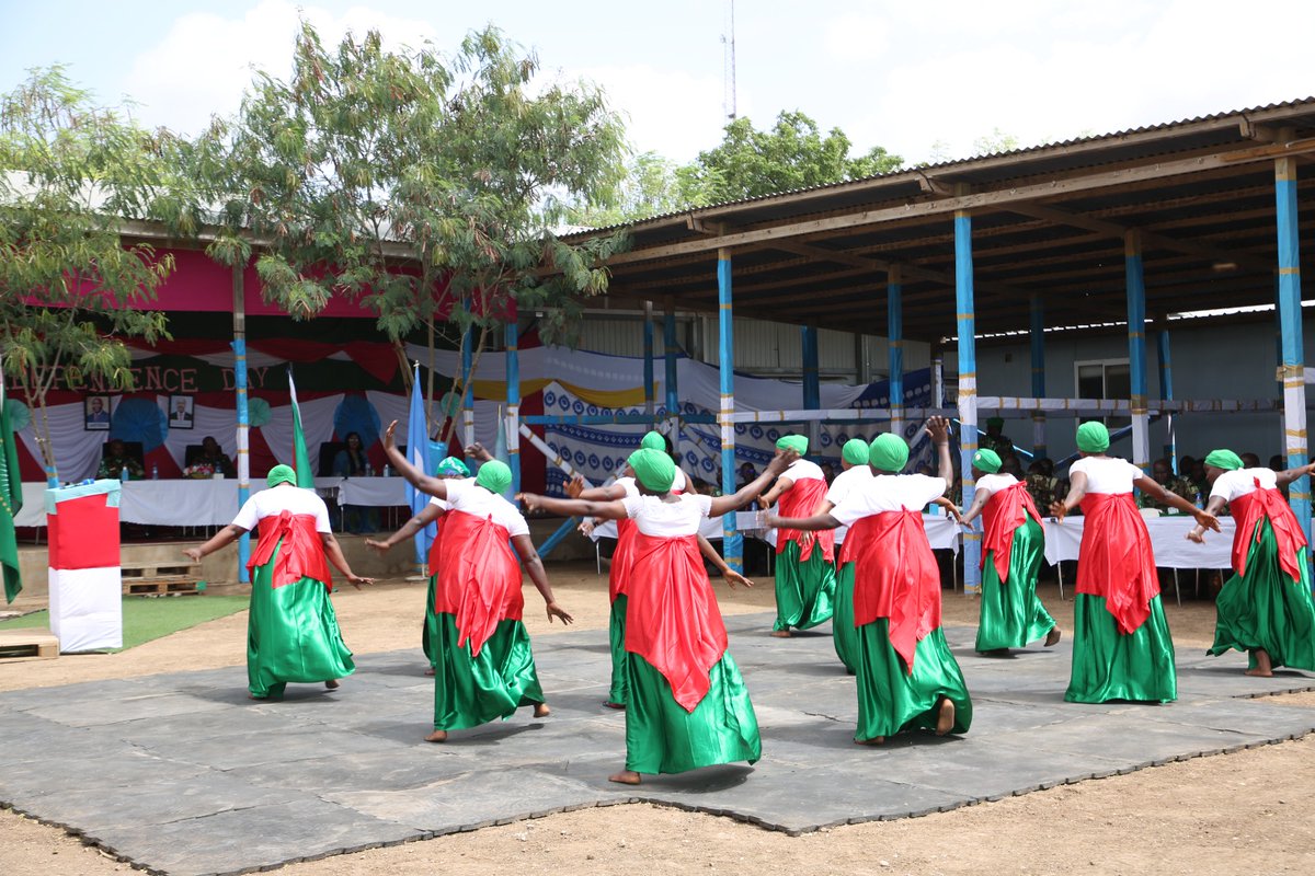 aussom_'s tweet image. Ciidamada Burundi ee ka tirsan #AUSSOM ayaa Talaadadii Garoonka Diyaaradaha ee Jowhar ee Qaybta 5-aad ku xusay Maalinta 63-guurada Xorriyadda dalkooda.
S/Gaas Peter Kimani Muteti, oo ah Ku Xigeenka Taliyaha Ciidanka AUSSOM ee qaabbilsan Taageerada & Saadka, ayaa ammaanay sida…