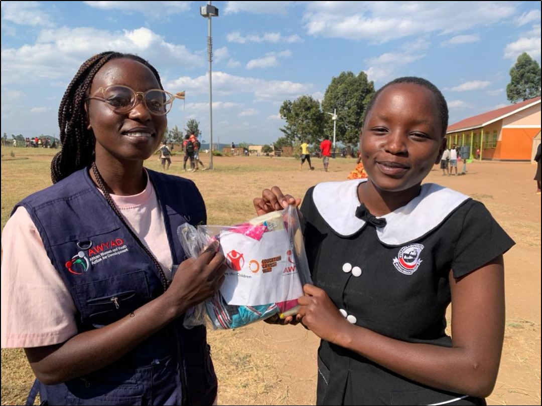 AWYAD_UG's tweet image. 📸~ AWYAD officer poses with Esperance Umahoro, a student from Itambabiniga Primary School, beaming with joy after receiving a #MenstrualHygieneKit.

Through the #IncreasingAccessToSafeAndInclusiveEducationProject—funded by @EduCannotWait and implemented by AWYAD on behalf of…