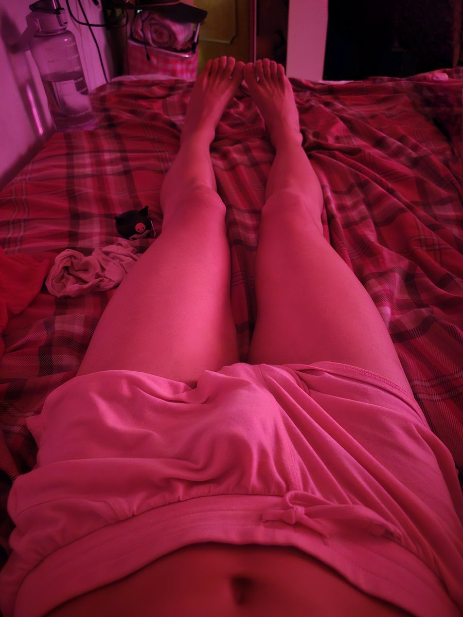 KleoCapriccioTS's tweet photo. Come sarebbe bello svegliarmi con uno schiavo che mi lecchi per bene i piedi e si faccia sborrare in gola 👄

@FetishPrideIT @findomitalia @rtfindom @TransItaliaLove https://t.co/K5mK4D6qpe