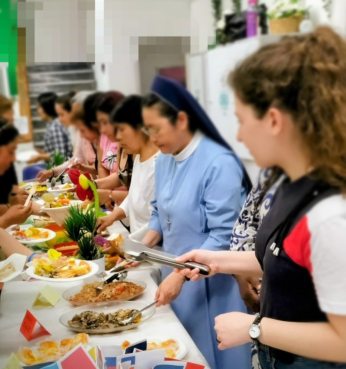 Enriquecer y enriquecerse con otras, ese es el valor de la tolerancia y la multiculturalidad
En Cáritas Madrid, creemos que el encuentro intercultural es una fuente de aprendizaje, respeto y tolerancia. En el Centro Concepción Jerónima, mujeres migrantes han compartido platos,