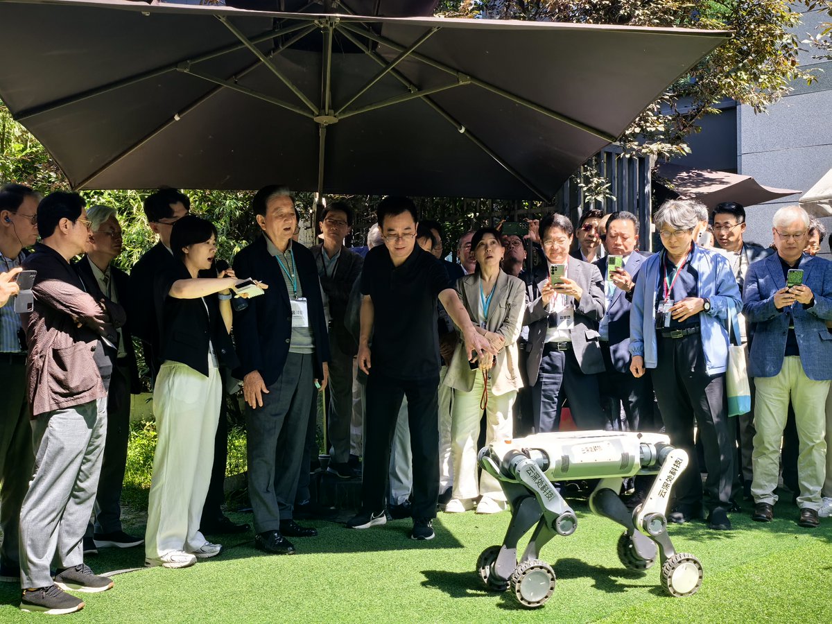 DeepRobotics_CN's tweet image. 🌟 Exciting Visit from Korean Delegation to DEEP Robotics! 🤖
On July 2nd, we were honored to welcome a 56-member delegation from South Korea, led by Mr. Hong Seok-hyun, Chairman of JoongAng Holdings. The delegation included representatives from Korean government policy research…