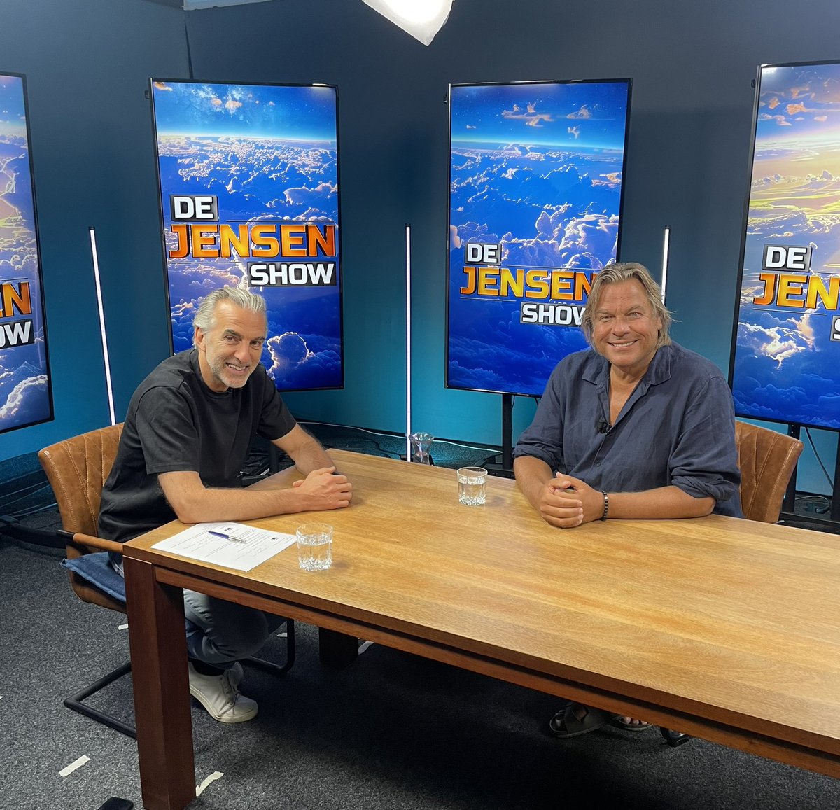 cafeweltschmerz's tweet image. Vanavond om 18:00 komt er een speciale uitzending online met Robert Jensen en Mordechaï Krispijn!