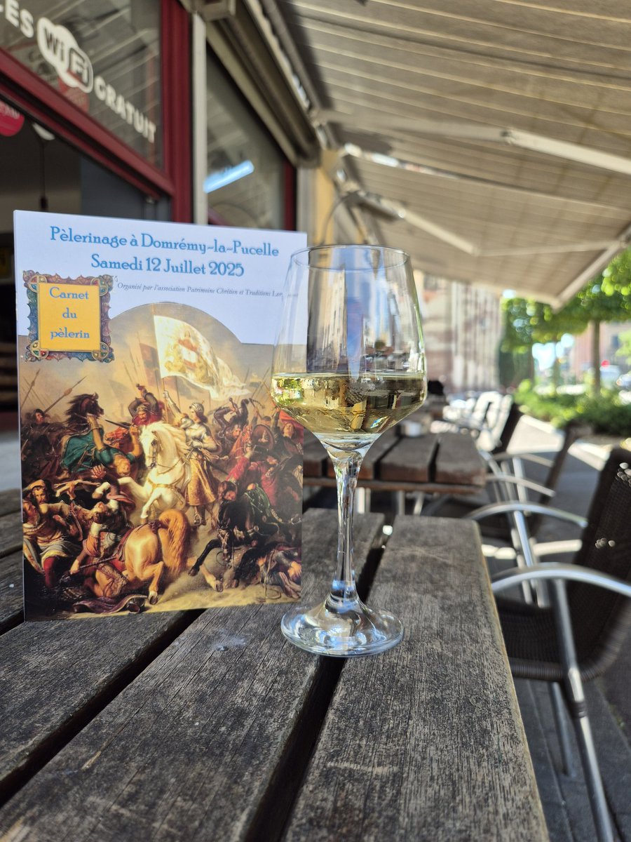 Cassandre_57's tweet image. Les carnets du pèlerin sont tout juste prêts pour l'apéritif à la terrasse bien française du café du commerce !
Vive la France des clochers et le bon vin 😎
PS: inscrivez-vous au pèlerinage de Domrémy avant le 06 Juillet et reservez votre dîner a 10e ! ⬇️
medias-presse.info/pelerinage-a-d…