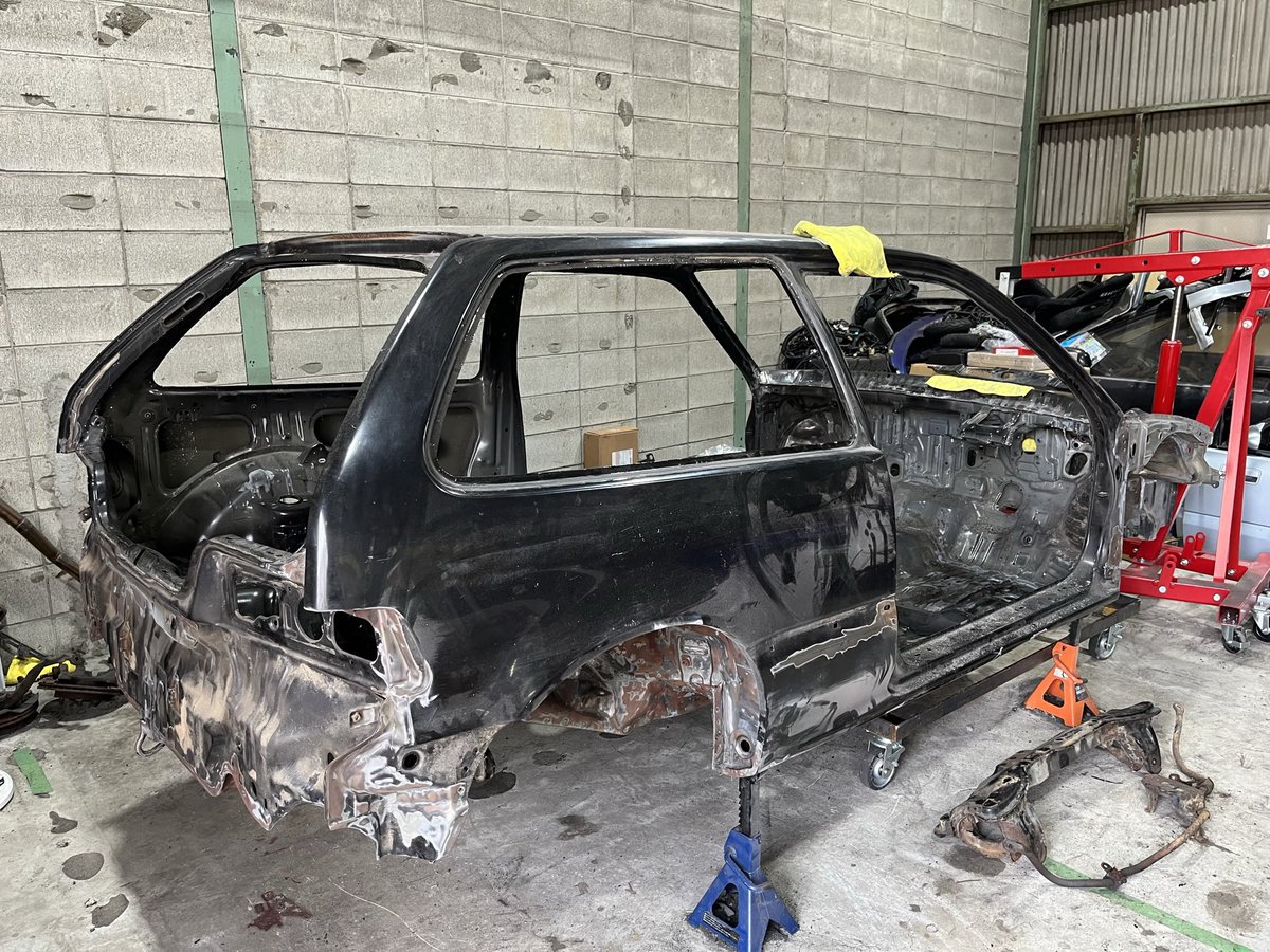 自分でやれば工賃タダ ボディだけにして防水シーラー、下回りの