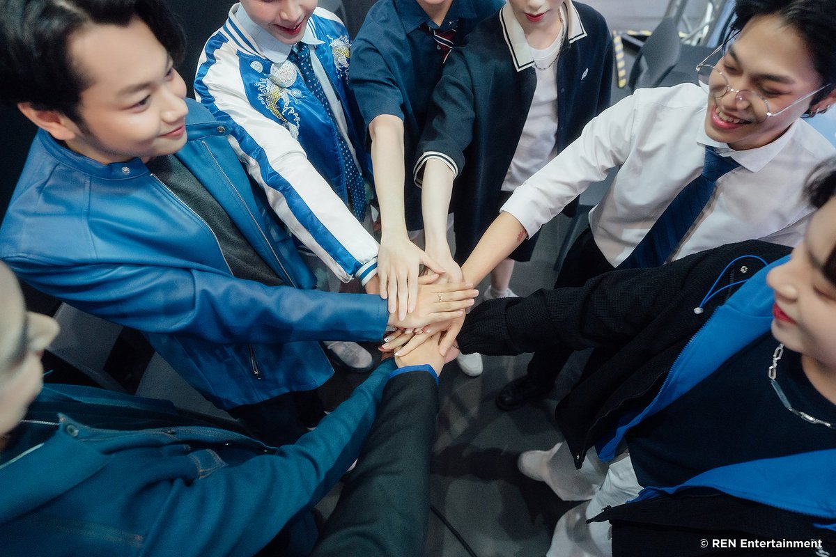 OfficialTerashi's tweet photo. 💙 จบไปแล้วกับงาน Zero’s Graduation: File:ZERO – Blue Print
ขอขอบคุณทุกแรงเชียร์และความรักที่มอบให้พี่ Zero ตลอดเส้นทางที่ผ่านมา
และนี่คือภาพบรรยากาศจากงานในวันนั้น เรามาร่วมเก็บความทรงจำนี้ไว้ด้วยกันนะครับ! 💙

#ZeroGraduation #ThankYouZero #renentertainment #TERASHI #テラシ https://t.co/PeD4FlSAAo
