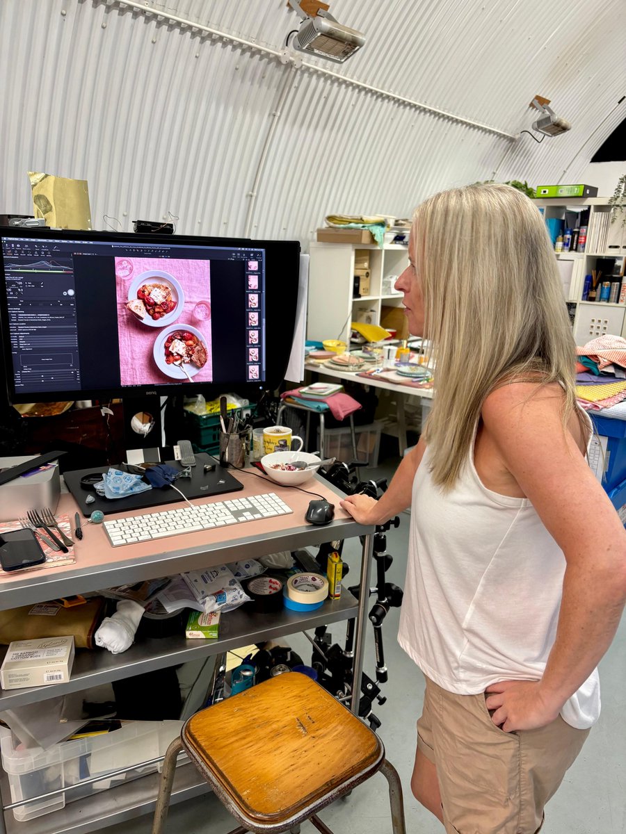 AirFryerUk's tweet image. 📸 On set in London today shooting the next cookbook!
New recipes, fresh ideas, and lots of air fryer magic coming your way soon… 👀✨ #CookbookInTheMaking #BehindTheScenes #AirFryerRecipes