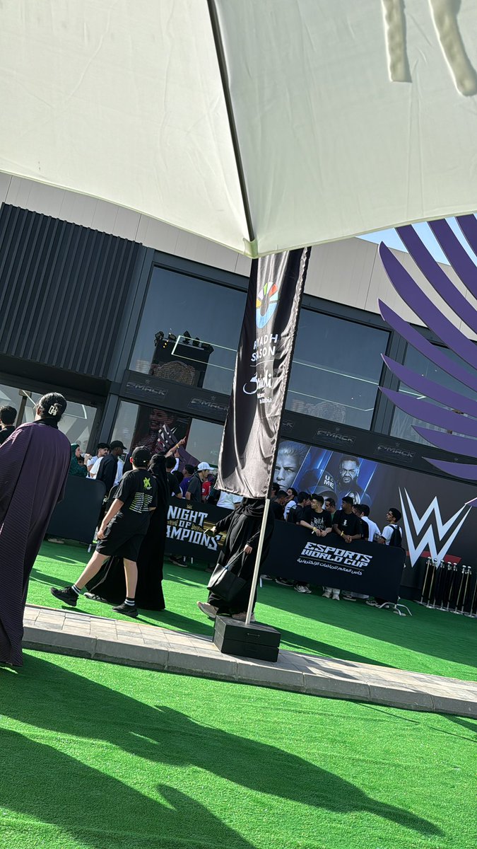 بسم الله الرحمن الرحيم..

ترددت كثيرًا قبل كتابة هذه التغريدة الطويلة حتى لا تفهم بشكل غلط ولكن اتمنى ان تصل رسالتي بشكل مفهوم وصحيح وهذه الرسالة هي ليست رسالة نواف بل هي رسالة مجتمع المصارعة في السعودية

ما زال الحضور لعروض المصارعة في السعودية يتعرض للمضايقة بسبب تصرفات فردية