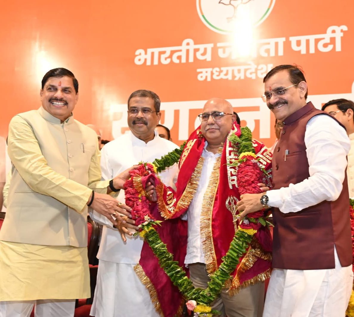 Hemant Khandelwal (@hkhandelwal1964) on Twitter photo मुझ जैसे सामान्य कार्यकर्ता को भारतीय जनता पार्टी, मध्य प्रदेश के अध्यक्ष की महत्वपूर्ण जिम्मेदारी प्रदान करने के लिए यशस्वी प्रधानमंत्री आदरणीय श्री <a href="/narendramodi/">Narendra Modi</a> जी, भाजपा राष्ट्रीय अध्यक्ष आदरणीय श्री <a href="/JPNadda/">Jagat Prakash Nadda</a> जी, केंद्रीय गृह एवं सहकारिता मंत्री आदरणीय श्री <a href="/AmitShah/">Amit Shah</a> जी, मुझ जैसे सामान्य कार्यकर्ता को भारतीय जनता पार्टी, मध्य प्रदेश के अध्यक्ष की महत्वपूर्ण जिम्मेदारी प्रदान करने के लिए यशस्वी प्रधानमंत्री आदरणीय श्री <a href="/narendramodi/">Narendra Modi</a> जी, भाजपा राष्ट्रीय अध्यक्ष आदरणीय श्री <a href="/JPNadda/">Jagat Prakash Nadda</a> जी, केंद्रीय गृह एवं सहकारिता मंत्री आदरणीय श्री <a href="/AmitShah/">Amit Shah</a> जी,