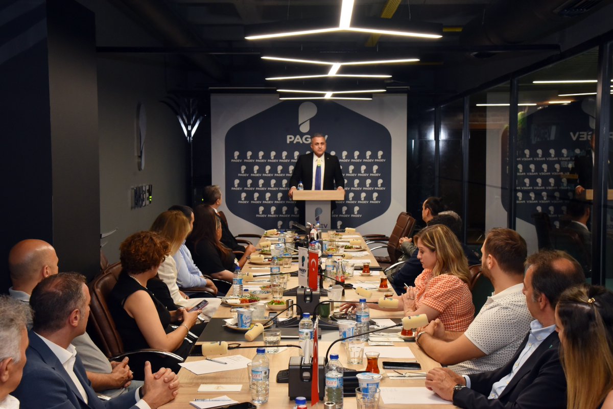 PAGEV Genişletilmiş Yönetim Kurulu toplantısına katılan Küçükçekmece Kaymakamı Mustafa Anteplioğlu, iş tabanlı eğitim veren PAGEV Meslek Liselerinin nitelikli iş gücüne katkı sunduğunu söyledi. PAGEV Başkanı Yavuz Eroğlu, günün anısına Küçükçekmece Kaymakamı Mustafa