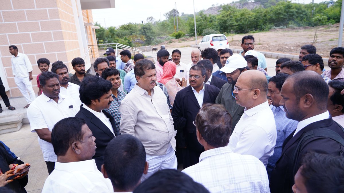 mkrkkpmla's tweet photo. 1/2 ఈ సందర్భంగా ఆయన మాట్లాడుతూ ఎస్ .టి. పి ప్లాంట్ల నిర్మాణం పూర్తయితే నియోజకవర్గంలోని మరుగునీటి సమస్యకు పరిష్కారమయి అలాగే దోమల బెడద కూడా తగ్గ���తుందని.. https://t.co/n7nfKPqeci