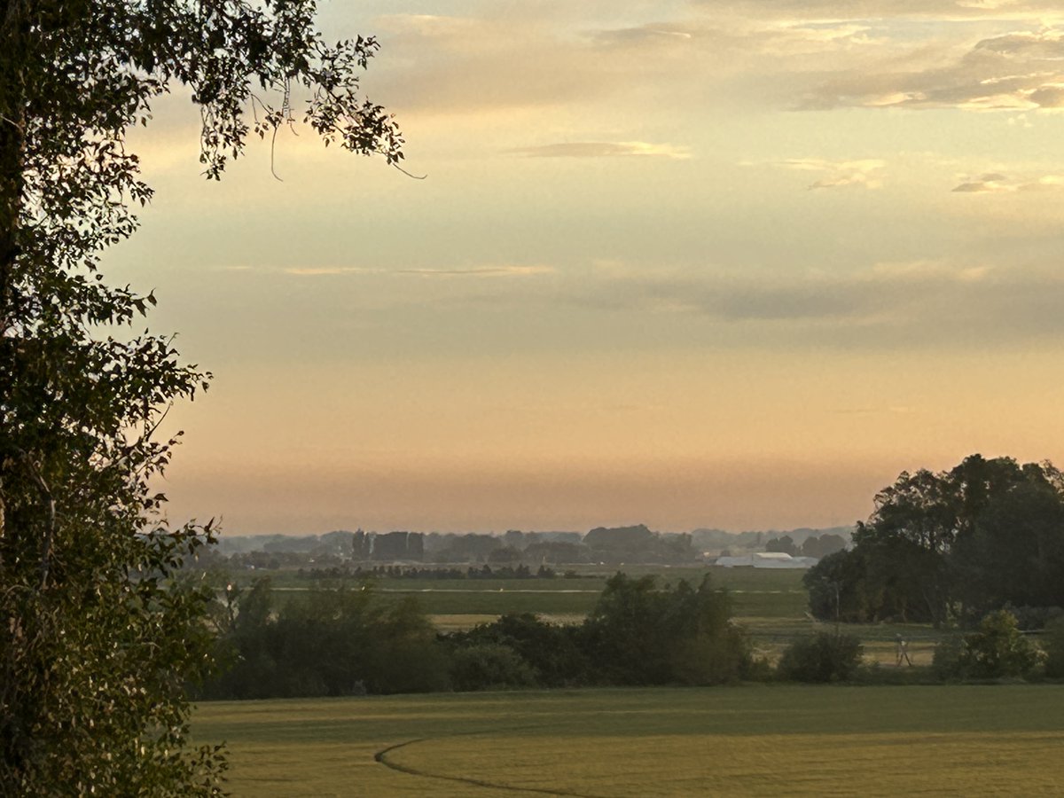 ToddKunzTV's tweet image. My photos from backside of the Garden Creek Fire east of Firth, #Idaho on the Fort Hall Reservation. Sho-Ban News reports it started at 12:30pm in the Lincoln Creek District. It is 1,000 acres as of Tuesday evening and 0% contained. Evacuations are in order. #wildfire #forthall