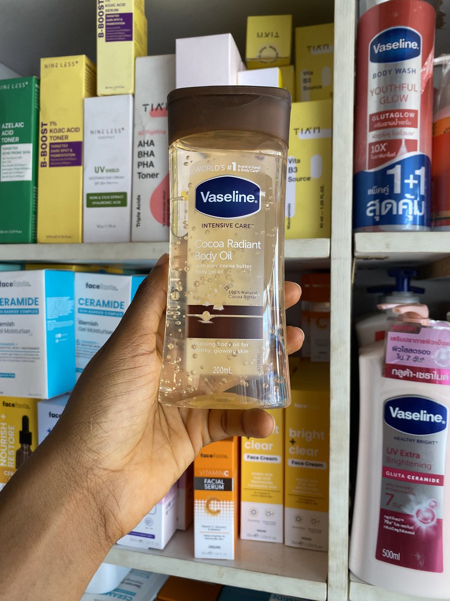 ByDeraskincare's tweet photo. Dry, ashy, or eczema-prone skin? Slather on E45 body cream and seal it in with Vaseline body oil.

Thank me later when your skin starts glowing 💦✨ 

E45 lotion - 12,500
Vaseline body oil - 13,500 

Get combo for 25,000. Send a dm or text 08100641846 to order. https://t.co/tDo9AXJT5p