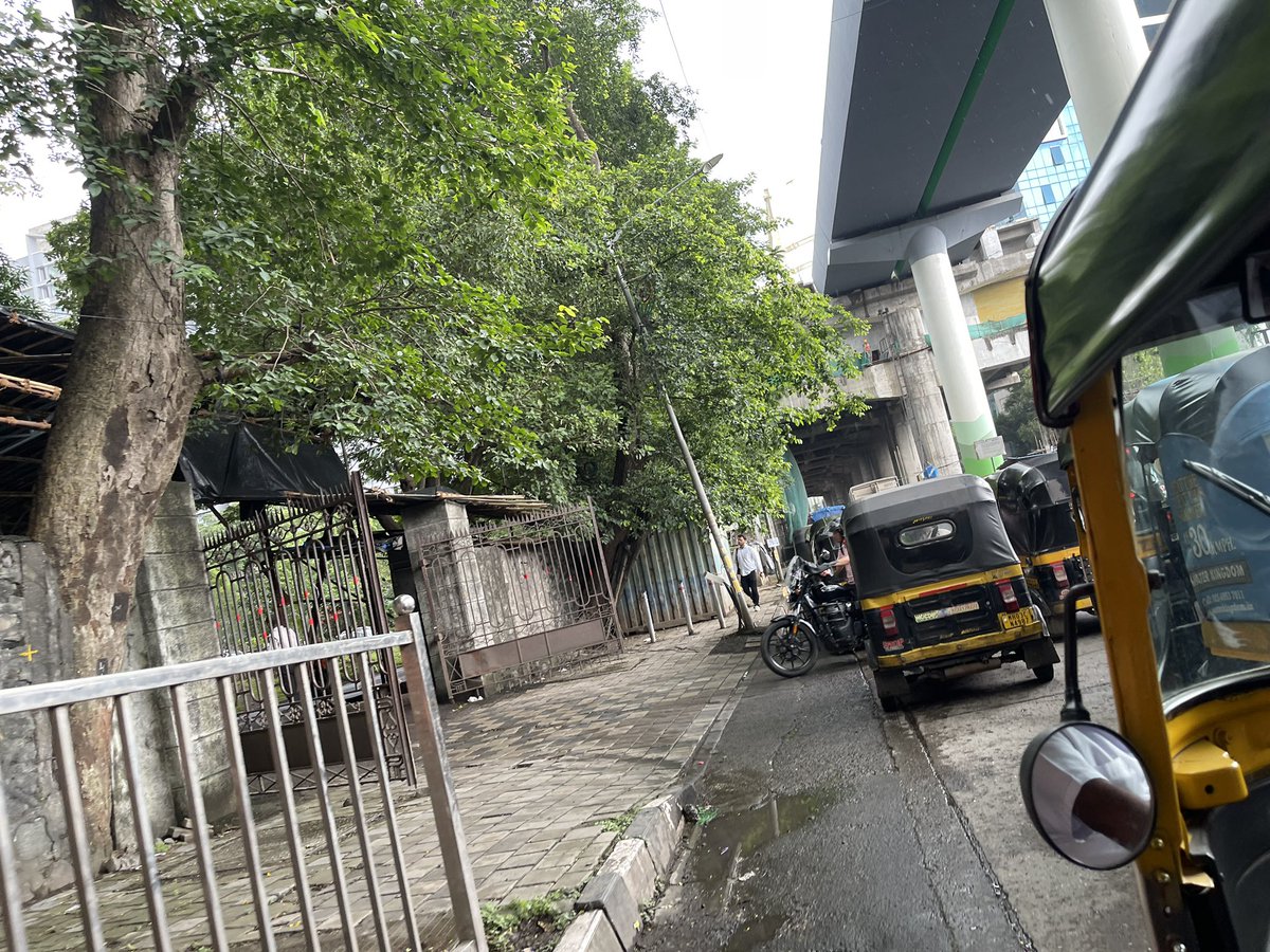 #VikhroliROB Entry on the #LBSRD side was not managed well today. Vehicles Q went upto Godrej colony at 11.30 AM. Took 15 minutes to enter the bridge. It was smooth after that. Exit to #LBRSRD too was not smooth. <a href="/MTPHereToHelp/">Mumbai Traffic Police</a> <a href="/RoadsOfMumbai/">Roads of Mumbai</a> <a href="/mumbaitraffic/">Mumbai Traffic</a> <a href="/mumbaimatterz/">मुंबई Matters™🇮🇳</a>