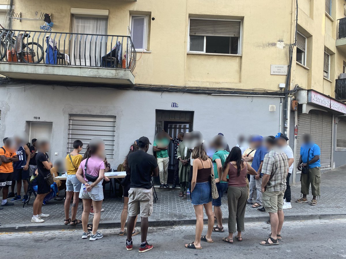 Mataro_SHSC's tweet image. 🔵 DESNONAMENT ATURAT
Havien de venir a les 8h amb tot.
Però avui no serà.
Malgrat l'escalada repressiva terrible davant la crisi d'habitatge, l'organització sindical de classe continua aconseguint victòries.
Ara, tota la nostra força a les companyes de @HabitatgeVKK 🔥