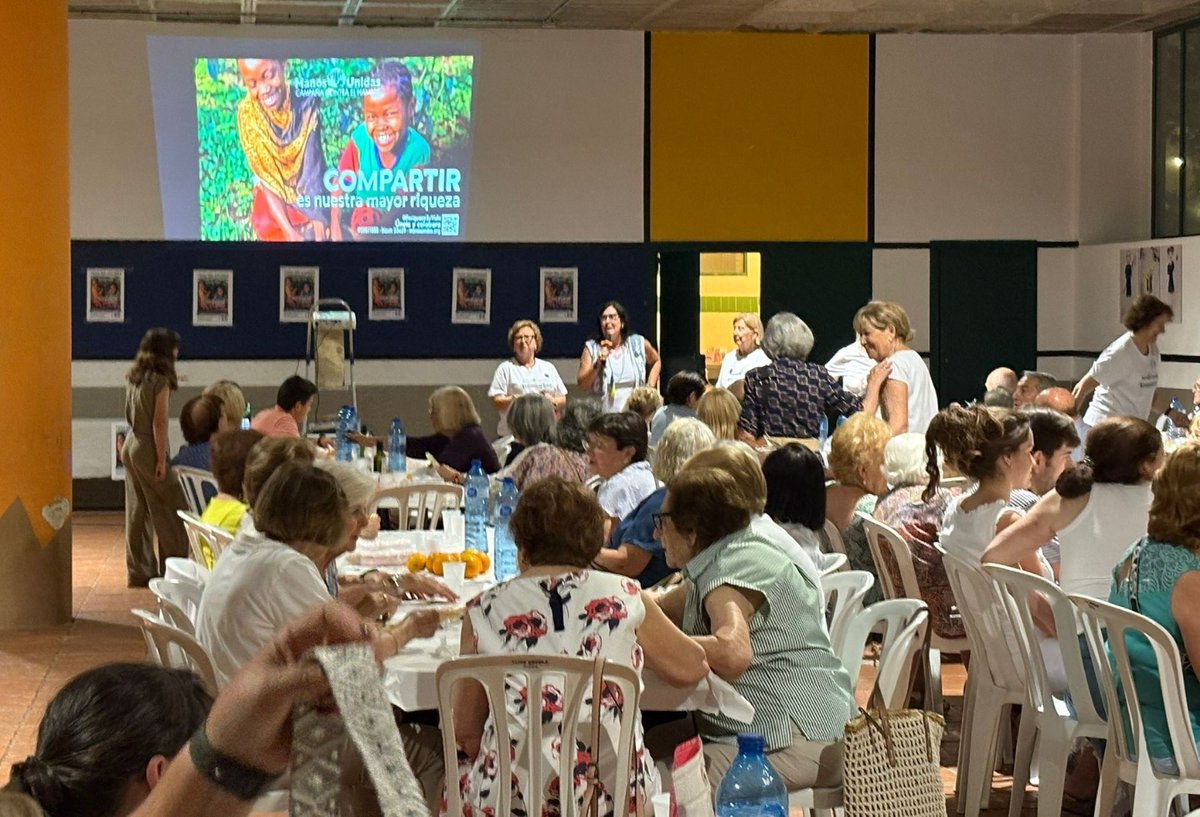 🍊🥖Más de 200 personas acudieron a la #CenadelHambre de #denia. Ha sido la primera cena del hambre organizada por la nueva representante, María Mut, quien ha sustituido a Ada Oteiza, que ha realizado un gran trabajo al frente de esta comarcal. 

🎁Al final se celebró una rifa.