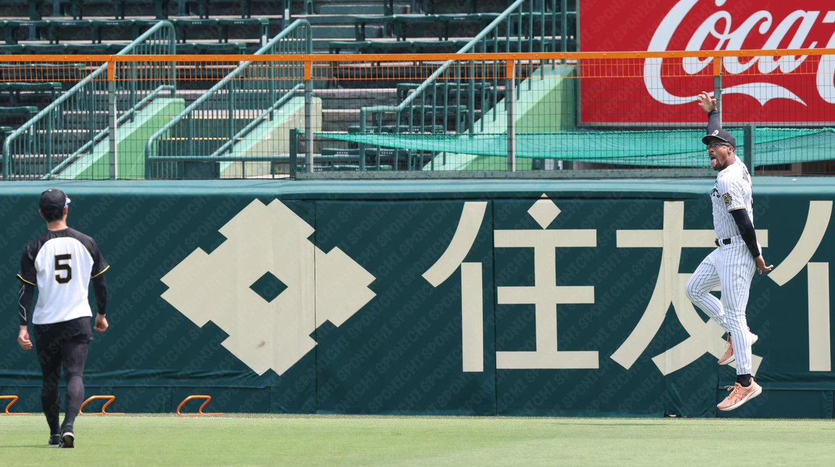 Sponichi_Tfoto's tweet image. #近本光司 選手の前夜のファインプレーを再現する #ジョン・デュプランティエ 投手