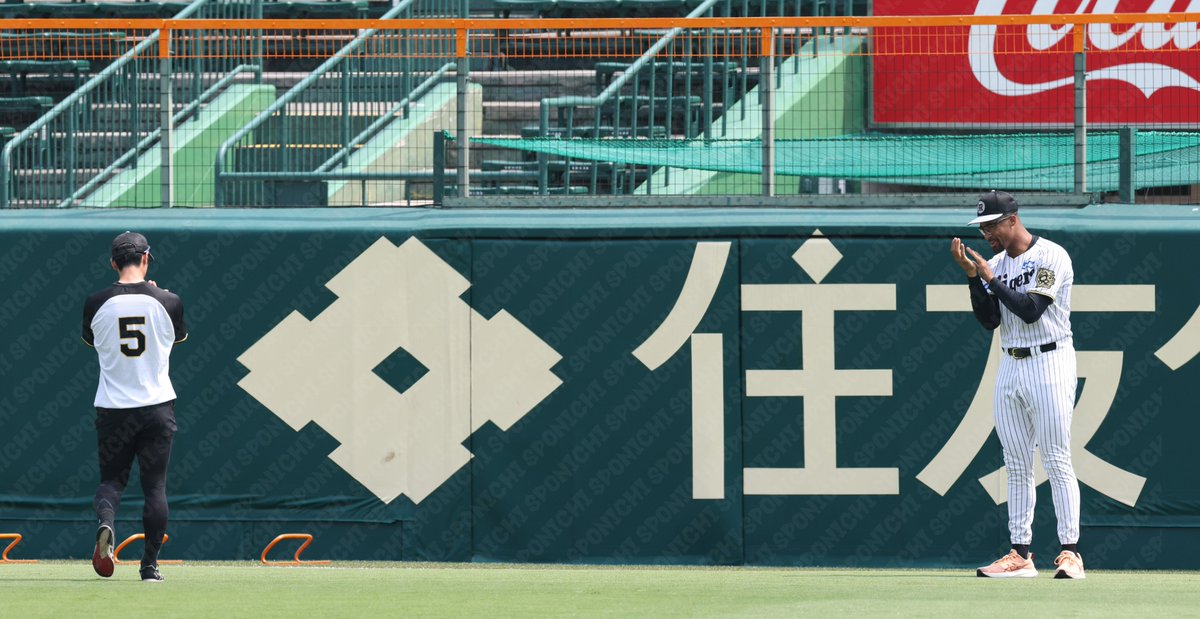 Sponichi_Tfoto's tweet image. #近本光司 選手の前夜のファインプレーを再現する #ジョン・デュプランティエ 投手